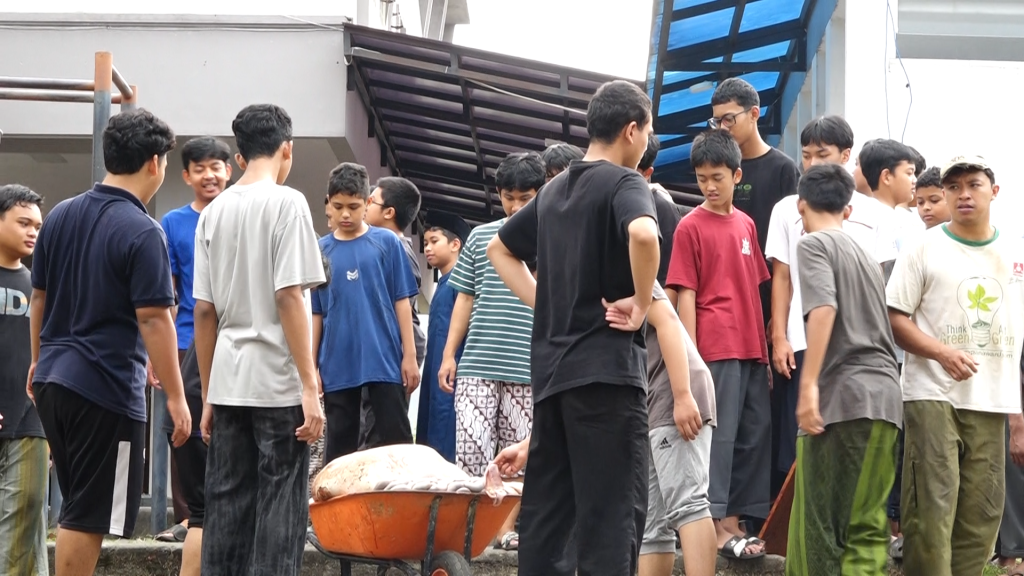 Kurban Idul Adha Santri PIAT 7 di lingkungan pondok