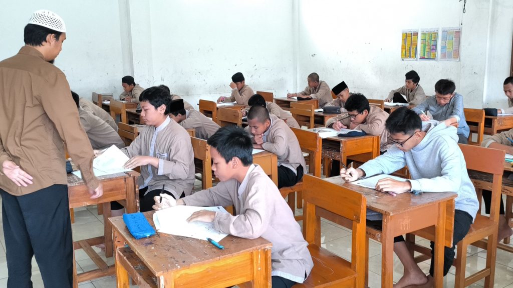 Santri mengikuti Ujian Sumatif MTs PIAT 7 dengan tertib