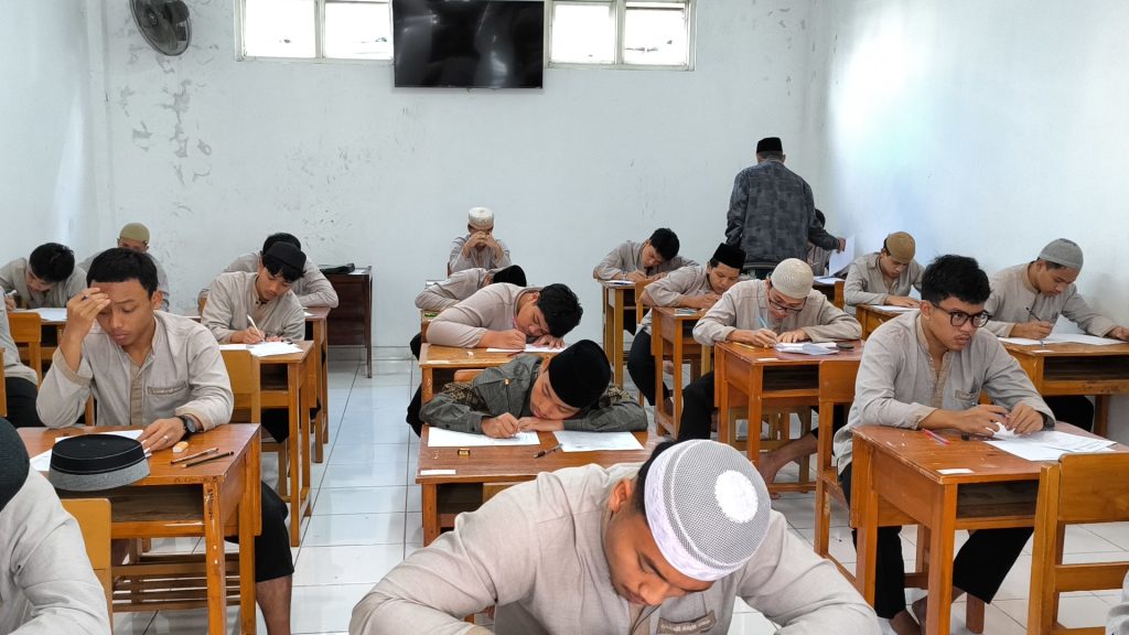 Santri mengikuti Ujian Sumatif MA PIAT 7 dengan tertib