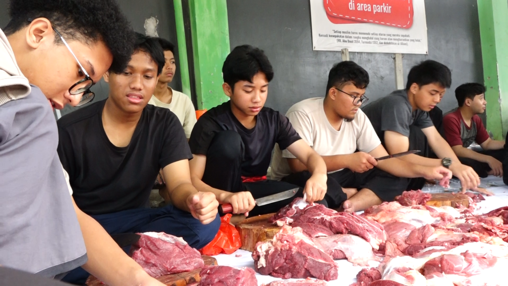 Kegiatan Kurban Santri PIAT 7 saat proses pemotongan hewan kurban